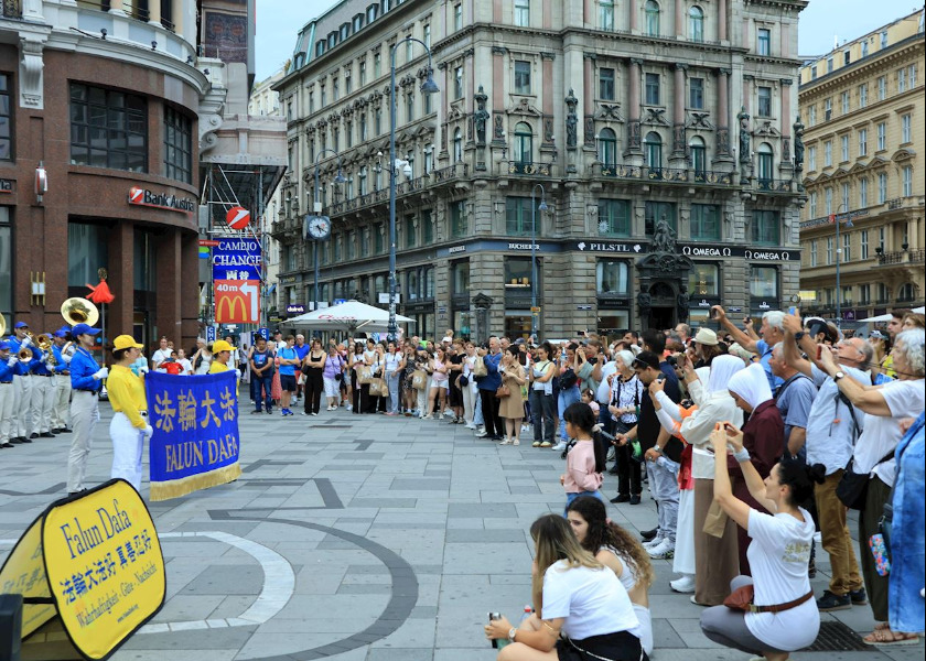 Image for article Avusturya: Viyana'daki İzleyiciler Müzik Performansının Tadını Çıkardı ve Falun Dafa'yı Öğrendi