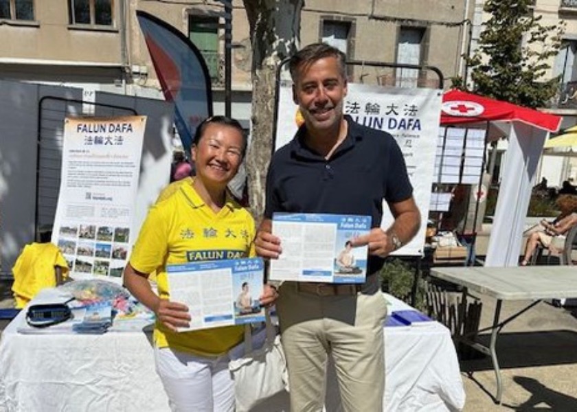 Image for article Fransa: Falun Dafa, Agde Şehri'ndeki Dernek Forumu'na Katıldı