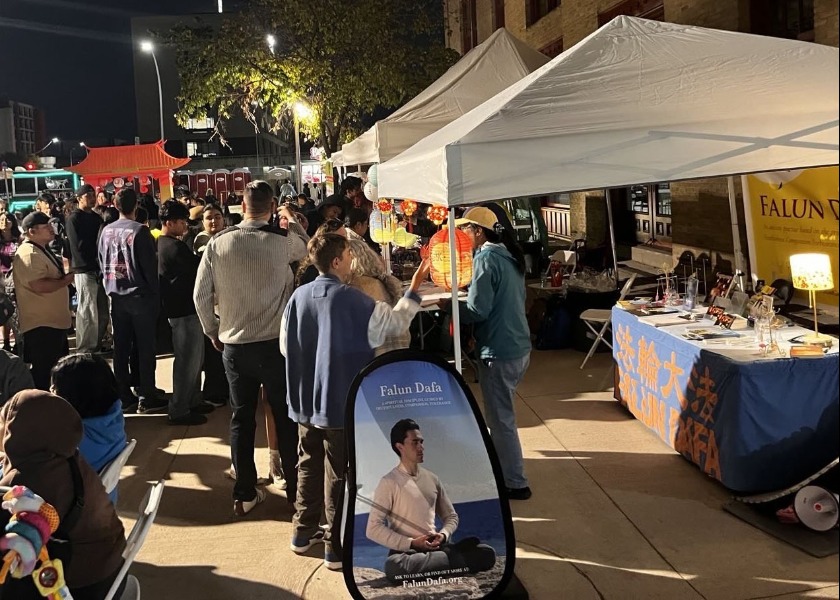 Image for article ​Kanada: Falun Dafa Uygulayıcılarının Bel Davulu Ekibi, Winnipeg Fener Festivali’nde Geçit Törenine Liderlik Etti