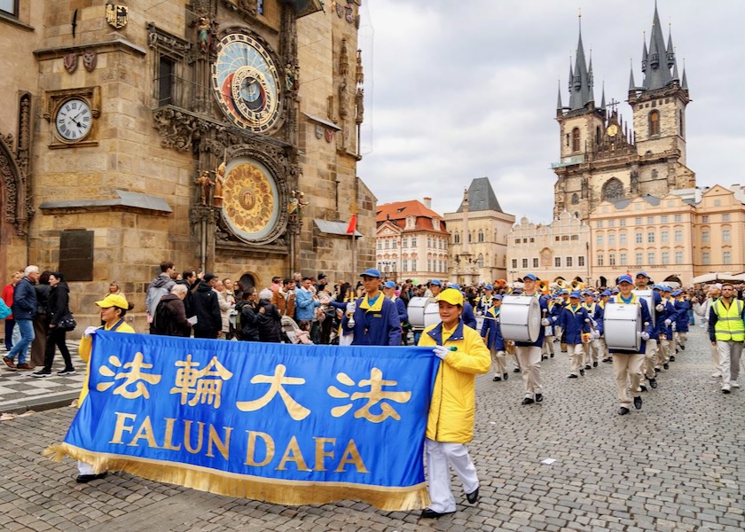 Image for article Çek Cumhuriyeti: Prag'daki Geçit Töreninde İnsanlar Falun Dafa'yı Övdü