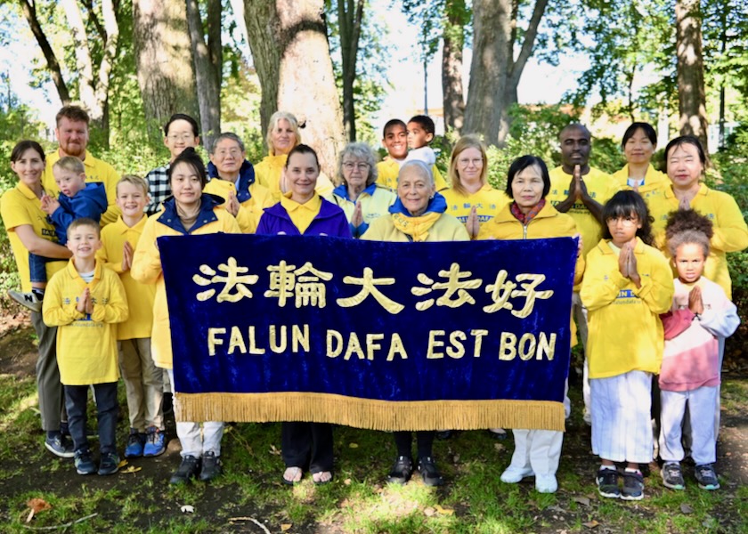 Image for article ​Quebec, Kanada: Falun Dafa Uygulayıcıları, Shifu Li'ye Mutlu Bir Sonbahar Ortası Festivali Dilemek İçin Bir Araya Geldi