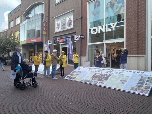Image for article Hollanda'nın Helmond kentinde düzenlenen Bilgilendirme Günü Etkinliğinde İnsanlar Falun Dafa'yı Destekledi
