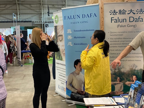 Image for article Finlandiya: Helsinki'deki Sağlık Fuarı'nda İnsanlar Falun Dafa'yı Öğrendi