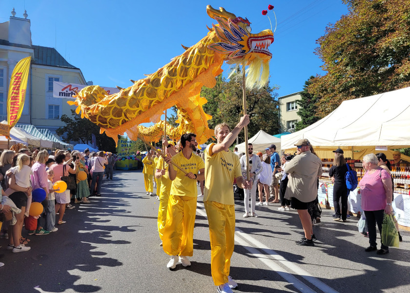 Image for article Polonya: Falun Dafa İlkeleri Hasat Festivali'nde Övgüyle Karşılandı