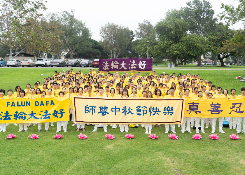 Image for article ​Los Angeles ve Çevresindeki Falun Gong Uygulayıcıları, Shifu Li'ye Neşeli Bir Sonbahar Ortası Festivali Diliyor