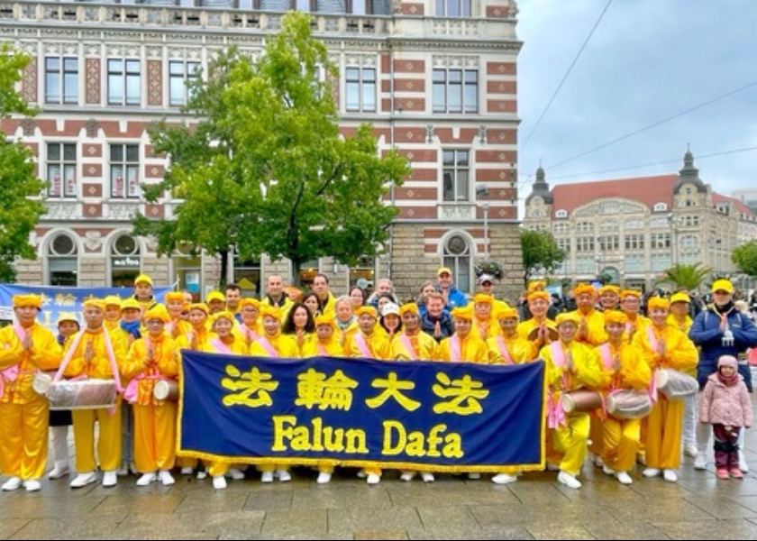 Image for article Almanya'daki Falun Dafa Uygulayıcıları Shifu Li'ye Teşekkür Etti ve Onun Sonbahar Ortası Festivalini Kutladılar