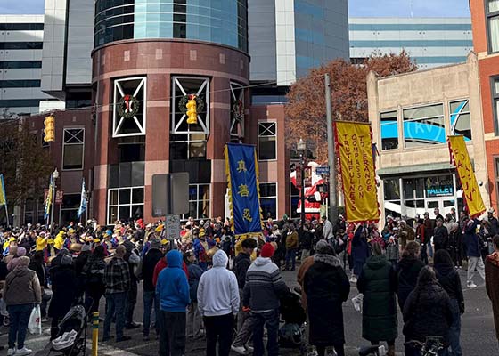 Image for article ​Michigan, ABD: Kalamazoo'daki Tatil Geçit Töreninde Doğruluk-Merhamet-Hoşgörü Yayılıyor