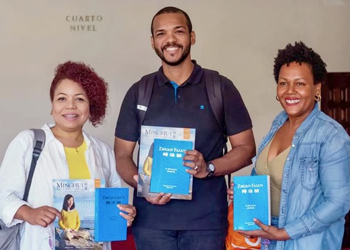 Image for article ​Falun Dafa, Dominik Cumhuriyeti Kitap Fuarı'nda Her Yaştan Kitleye İlham Verdi