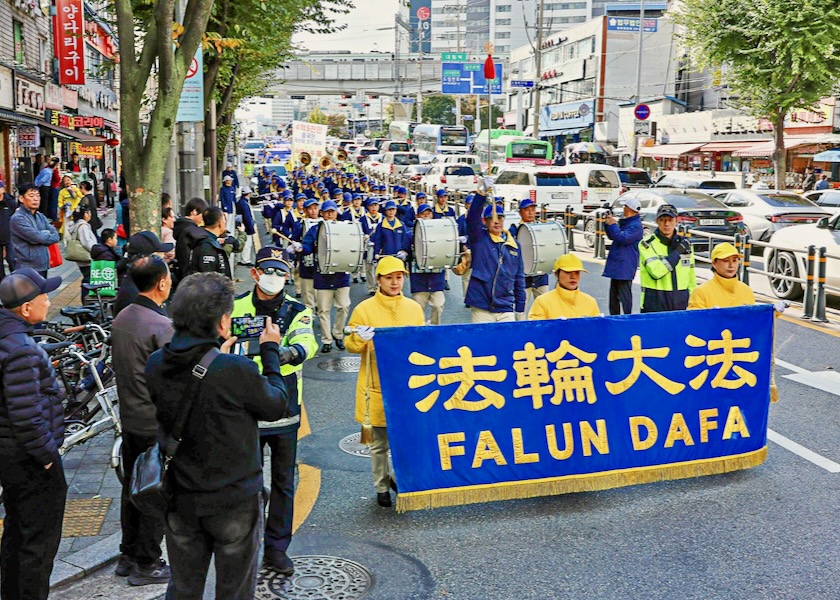 Image for article ​Seul’de Düzenlenen Geçit Töreniyle ÇKP Örgütlerinden Ayrılan 450 Milyon Çinli Kutlandı
