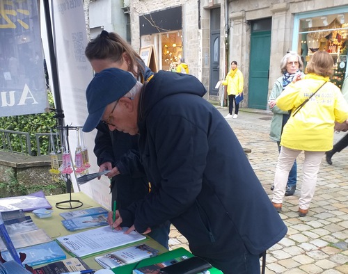 Image for article Quimper'daki Bilgilendirme Günü Etkinliğinde İnsanlar Falun Dafa Hakkında Bilgi Edindi