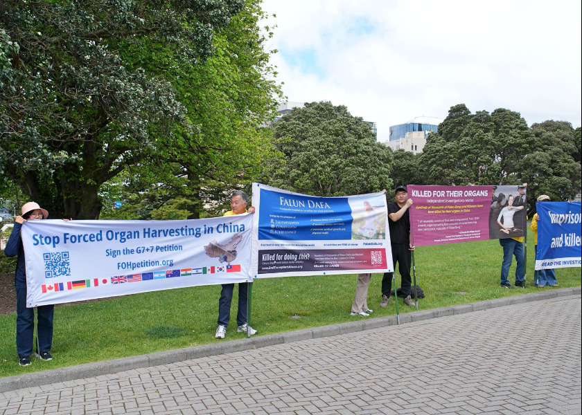 Image for article ​Yeni Zelanda: Uygulayıcılar, Çin Ulusal Halk Kongresi Daimi Komitesi Başkanının Ziyareti Sırasında ÇKP’nin Zulmünün Sona Erdirilmesi Çağrısında Bulundu