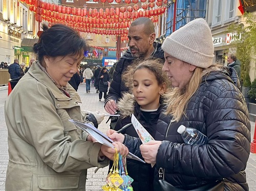 Image for article Londra, İngiltere: Falun Dafa'ya Yönelik Zulümlere Karşı Kamuoyu Tepki Gösterdi