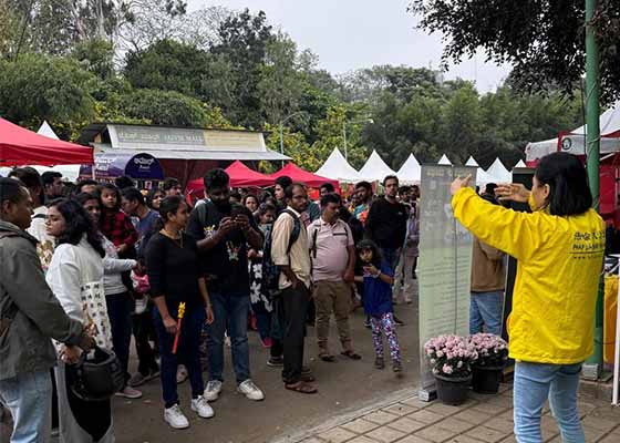 Image for article ​Bangalore, Hindistan: İnsanlar Çiçek Sergisinde Falun Dafa'nın Ahlaki Öğretilerini Övdü