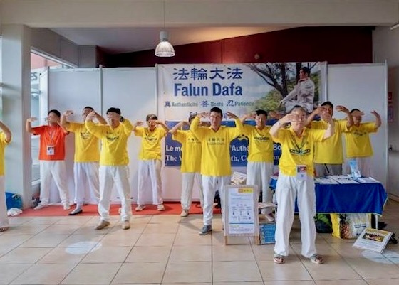 Image for article Fransa, Réunion Adası: Falun Dafa, Yaşlılar Fuarında İlgi Çekti
