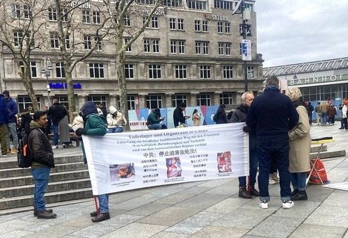 Image for article Almanya: Köln Katedral Meydanı'nda Falun Dafa'nın Tanıtımı Yapıldı