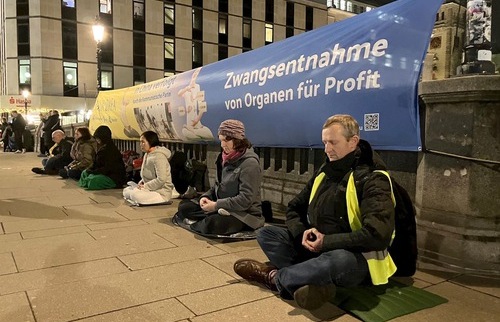 Image for article Hamburg, Almanya: İnsan Hakları Günü'nde Düzenlenen Mum Işığı Nöbetinde Falun Gong'a Yönelik Zulmün Sona Erdirilmesi Çağrısı Yapıldı