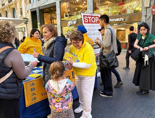 Image for article İspanya'nın Tenerife Kentinde ÇKP'nin Falun Dafa'ya Yönelik Zulmünün Sonlandırılmasına Yardımcı Olmak İçin İmza Toplandı