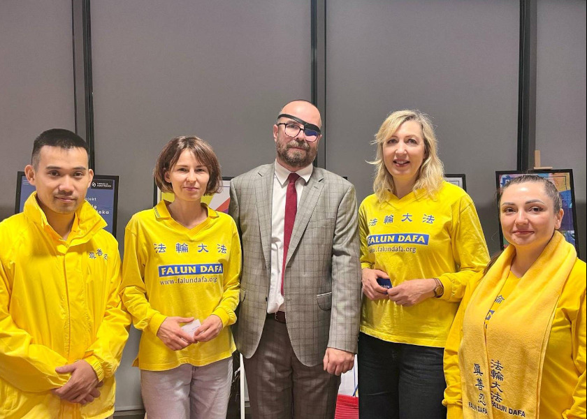 Image for article Polonya Halkı, Krakow STK Festivali'nde Falun Dafa'ya İlgi Gösterdi