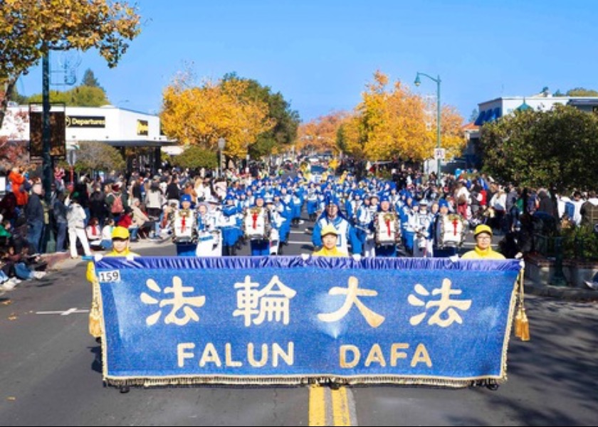 Image for article ​Kaliforniya: Falun Dafa Uygulayıcıları Los Gatos Çocuk Noel/Tatil Geçit Töreninde
