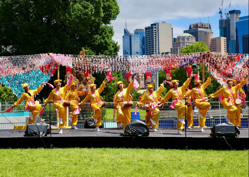 Image for article ​Avustralya: Falun Dafa Grubu Melbourne'daki Asya Sokak Yemekleri Festivalinde Performans Sergiledi