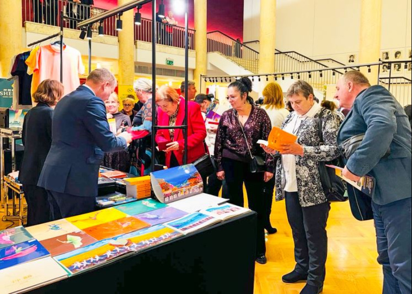 Image for article Łódź, Polonya: Shen Yun Gösterilerinin Biletleri Tükenirken, Çok Sayıda İzleyici Zhuan Falun Satın Aldı