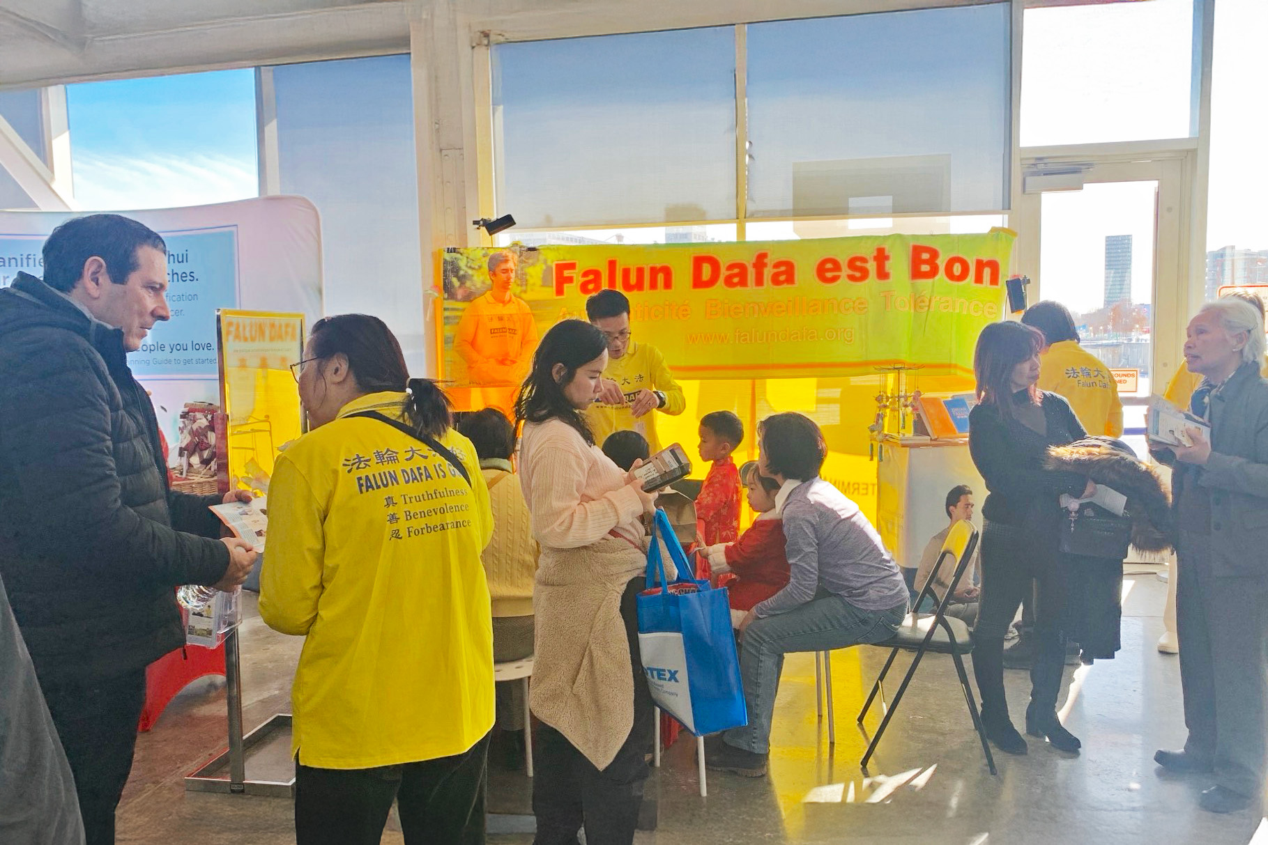 Image for article ​Kanada: Uygulayıcılar Montreal'deki Yeni Yıl Kutlamasında Falun Dafa'yı Tanıttı