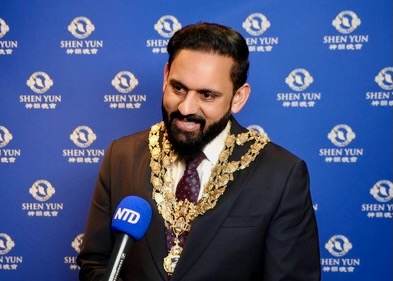 Image for article Birleşik Krallık: Belediye Başkanları Shen Yun'un Yüksek Sanatsal Yeteneğinden Etkilendi