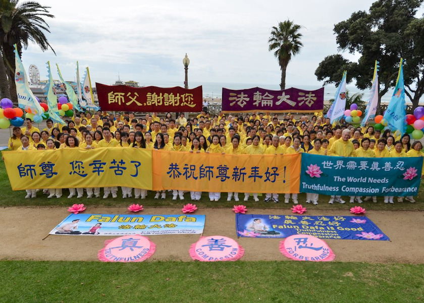 Image for article ​Los Angeles'taki Falun Dafa Uygulayıcıları, Shifu Li Hongzhi'ye Mutlu Bir Çin Yeni Yılı Diledi