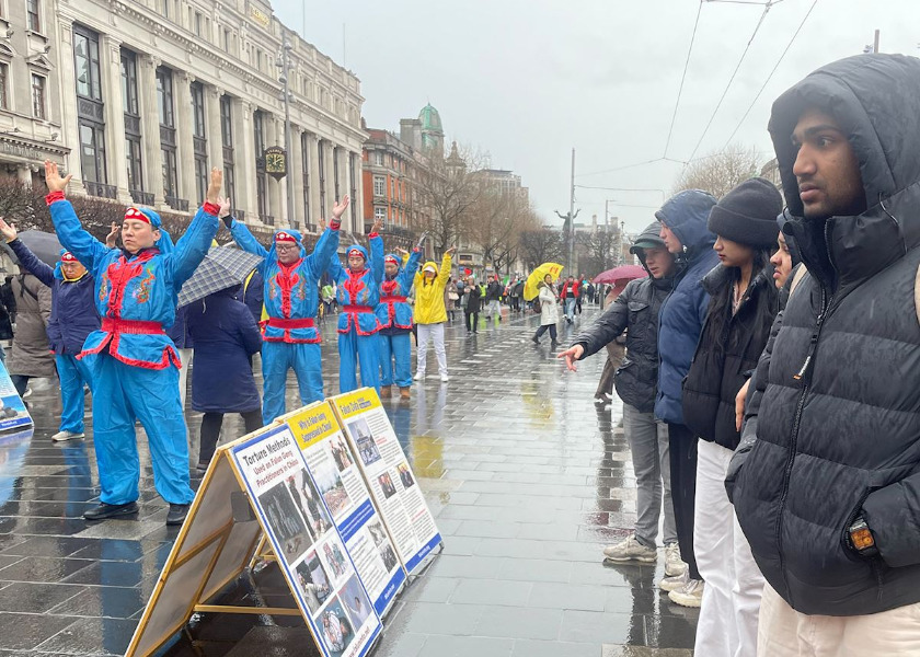 Image for article İrlanda: Dublin'deki Etkinlikte İnsanlar Falun Dafa Hakkında Bilgi Edindi