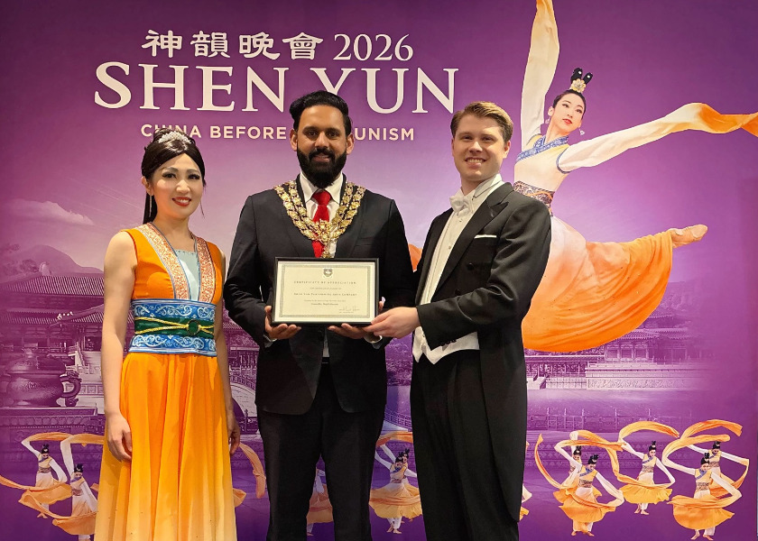 Image for article High Wycombe Belediye Başkanı, Shen Yun Performans Sanatları Grubuna Teşekkür Belgesi Takdim Etti