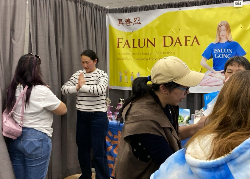 Image for article ​Winnipeg'deki Halk Etkinliklerinde Falun Dafa Tanıtımı