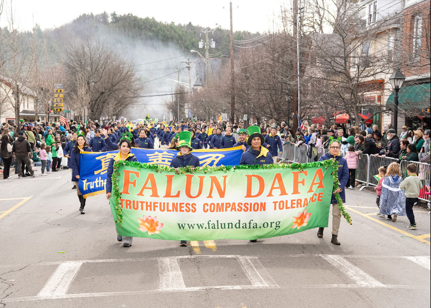 Image for article ​Falun Dafa, Pennsylvania, Milford’daki Aziz Patrick Günü Geçit Törenine Asya Dokunuşu Getirdi