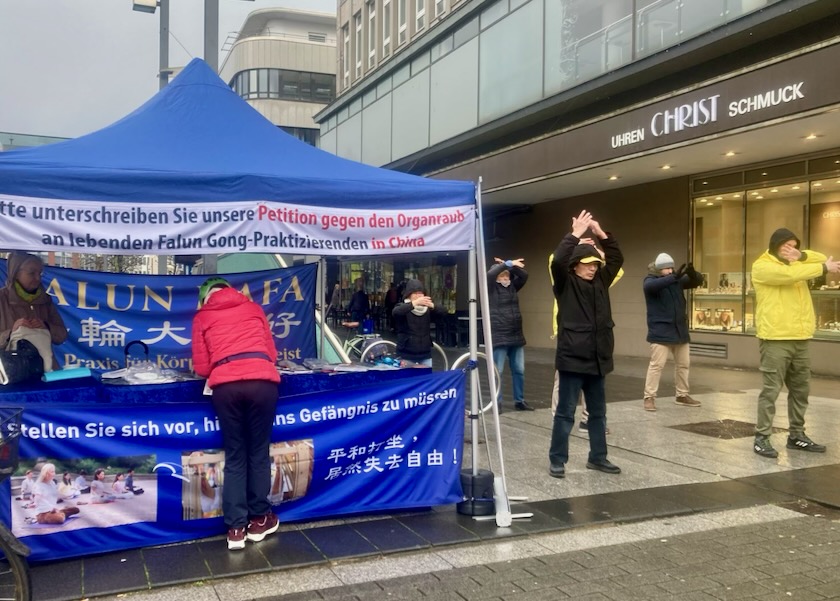 Image for article Almanya'nın Bochum Kentinde Düzenlenen Bir Etkinlikte, Bölge Sakinleri Falun Dafa'ya Desteklerini Dile Getirdi