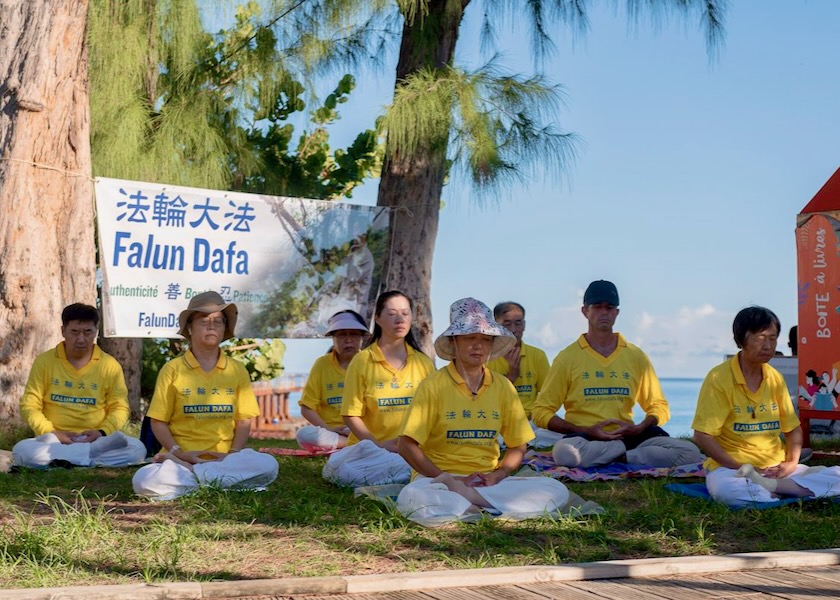 Image for article Fransa, Réunion: Falun Dafa Yerel Halk ve Turistlere Tanıtıldı