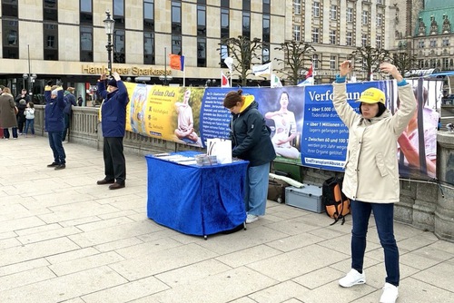 Image for article Hamburg, Almanya: 25 Nisan Çağrısı Anma Etkinliğinde İnsanlar Falun Dafa'nın Yol Gösterici İlkelerine Değer Verdi