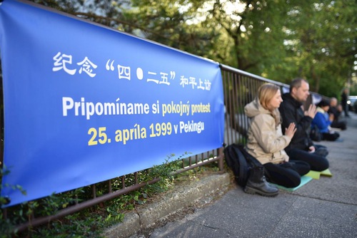 Image for article 25 Nisan 1999  Barışçıl Protestosunu Anmak İçin Slovak Falun Dafa Uygulayıcıları Etkinlik Düzenledi