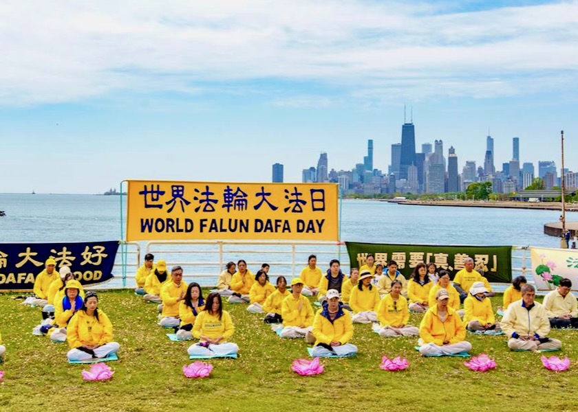 Image for article ​Chicago: Falun Dafa Günü Kutlamasında Doğruluk, Merhamet ve Hoşgörü Yoldan Geçenlerin Dikkatini Çekti