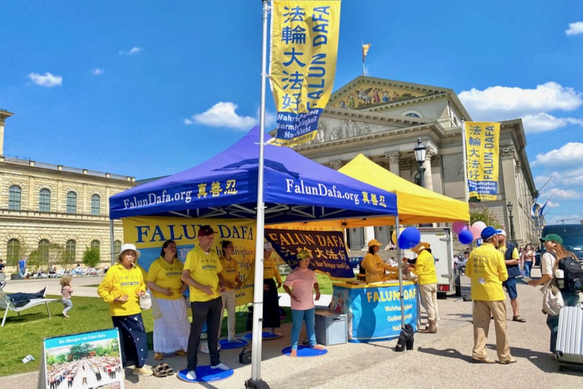 Image for article Almanya: Münih'teki İnsanlar  Falun Dafa Günü Etkinliğinde Etkilendiler