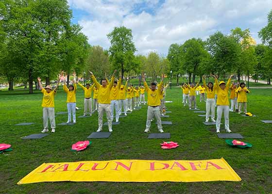 Image for article Boston'da Falun Dafa Uygulayıcıları Dünya Falun Dafa Günü'nü Kutlarken Huzurlu Bir Ortam
