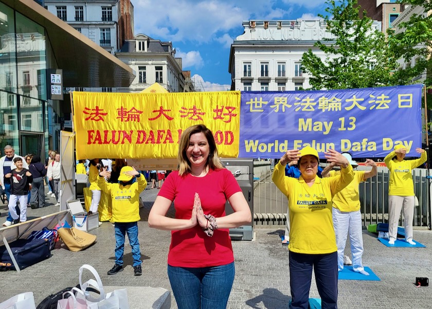 Image for article Belçika: İnsanlar Dünya Falun Dafa Günü Kutlamalarında Doğruluk, Merhamet ve Hoşgörünün Huzur Verici Gücünü Deneyimlediler