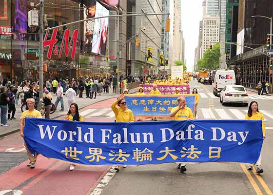 Image for article ​Manhattan, New York: İnsanlar Büyük Geçit Törenini ve Falun Dafa'nın Doğruluk-Merhamet-Hoşgörü İlkelerini Övüyor