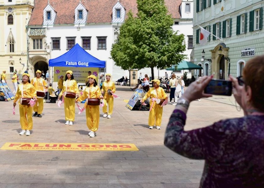 Image for article Slovakya: Bratislava'da Dünya Falun Dafa Günü Kutlandı