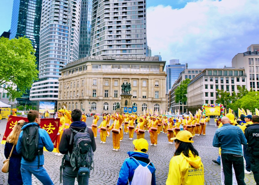 Image for article Almanya: Frankfurt'ta Dünya Falun Dafa Günü Kutlamaları Yoldan Geçenlerin Dikkatini Çekti