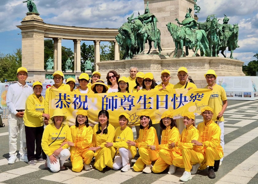 Image for article Macaristan'daki Falun Dafa Uygulayıcıları, Kahramanlar Meydanı'nda Dünya Falun Dafa Günü'nü Kutladı