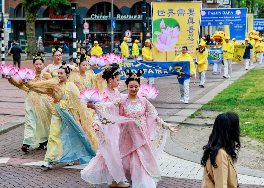 Image for article Hollanda: Rotterdam'da Dünya Falun Dafa Günü Kutlamaları İçin Miting ve Geçit Töreni Düzenlendi