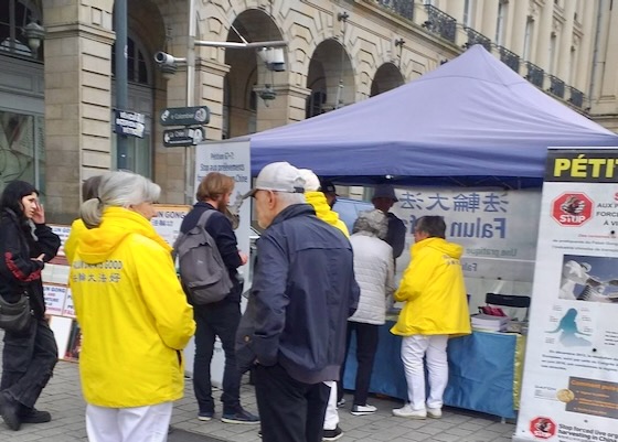 Image for article Rennes, Fransa: Falun Dafa Günü'nde Çin Komünist Partisi'nin Vahşetine Son Verilmesi İçin İnsanlar Dilekçe İmzaladı