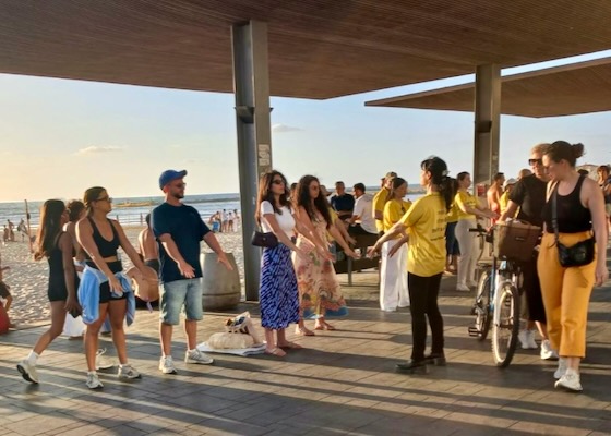 Image for article İsrail: Uygulayıcılar Tel Aviv Sahilinde Dünya Falun Dafa Günü'nü Kutladı