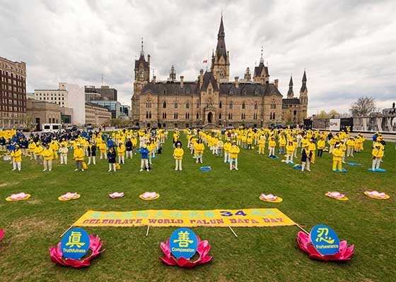 Image for article ​İnsanlar, Dünya Falun Dafa Günü Kutlamaları İçin Kanada Parlamento Tepesi'nde Düzenlenen Mitingde Falun Dafa Hakkında Bilgi Edindi