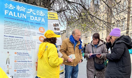 Image for article İskoçya: Falun Gong Uygulayıcıları, Dünyanın Dört Bir Yanından Gelen Turistlere Falun Gong'u Tanıttı