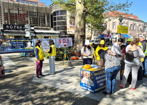 Image for article Macarlar, Falun Dafa Uygulayıcılarının 25 Nisan Çağrısı Yıldönümünde Zulüm Konusunda Farkındalık Yaratmalarına Destek Oldu